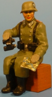 Offizier sitzend mit Karte und Fernglas (fr Fahrzeuge)