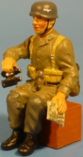 Fallschirmjger-Offizier mit Fernglas und Landkarte sitzend (fr Fahrzeuge)