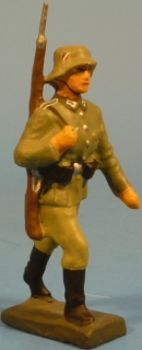 Soldat mit Gewehr umgehngt marschierend
