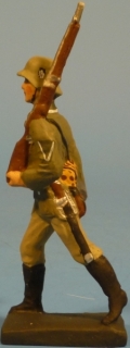 Soldat mit Gewehr und Sturmgepck marschierend