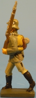Soldat mit Gewehr und Tornister marschierend