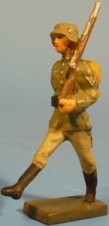 Soldat mit Gewehr und Tornister im Paradeschritt