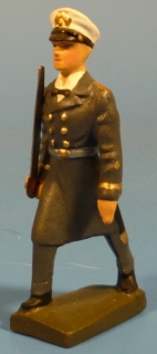 Offizier im Mantel mit Degen marschierend