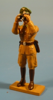Offizier stehend mit Fernglas