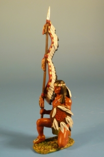 Indianer kniend mit Federlanze