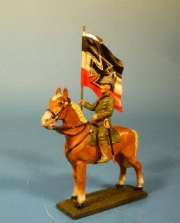 Fahnentrger zu Pferd mit Fahne Schwarz-Weiss-Rot und Eiserenem Kreuz