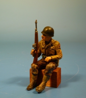 US GI sitzend mit M1 Carbine