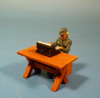 Luftwaffen Blitzmdchen sitzend am Schreibtisch mit Schreibmaschine