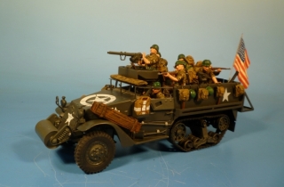 M3 Half-Track mit kmpfender Infanterie vom Fahrzeug aus