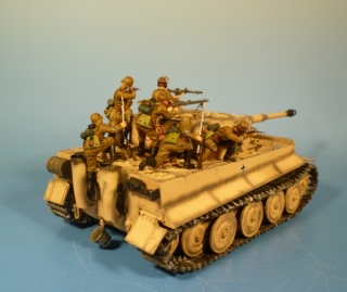 Kampfpanzer VI Tiger Afrikakorps mit aufgesessener Infanterie