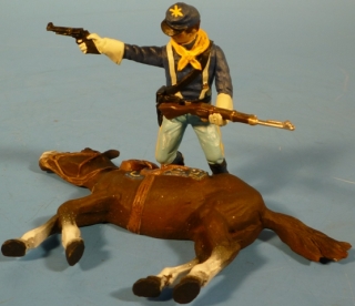 Kavallerist mir Gewehr und Revolver auf totem Pferd (im Abwehrkampf)
