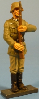 Soldat stillgestanden Karabiner prsentierend