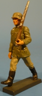 Soldat mit Gewehr marschierend