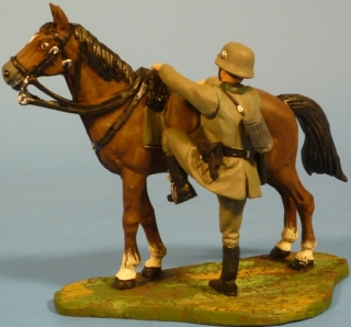 Leutnant auf Pferd aufsteigend