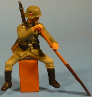 Soldat links paddelnd