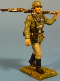 MG-Schtze mit geschultertem MG 42
