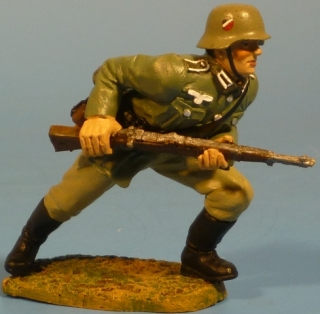 Sto�truppsoldat mit Karabiner 98 K in geduckter Haltung vorgehend