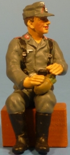 Artillerist sitzend mit Trinkflasche (fr Fahrzeuge)