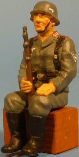 Artillerist sitzend mit Karabiner 98k (fr Fahrzeuge)