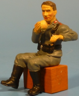 Artillerist sitzend einen Apfel essend (fr Fahrzeuge)
