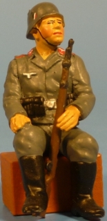 Artillerist sitzend mit Karabiner 98k (fr Fahrzeuge)