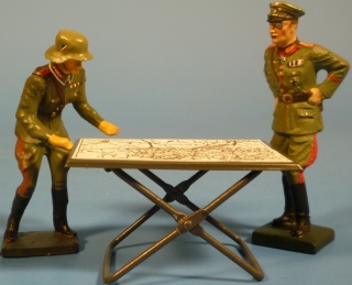 General und Adjutant am Kartentisch