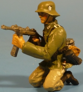 Soldat kniend mit MP40 schie�end