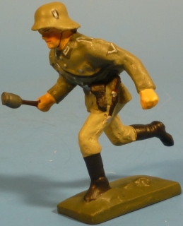 Sto�truppsoldat mit Handgranate und Pistole
