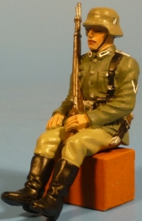 Soldat sitzend Gewehr umgeh�ngt