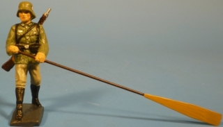 Pionier links rudernd f�r Ponton