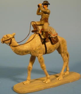 Offizier mit Fernglas auf Kamel