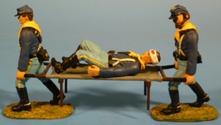 2 Sanit�ter mit verwundetem Kameraden