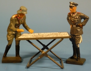 General und Adjutant am Kartentisch
