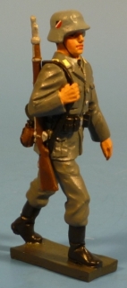 Soldat im Waffenrock mit Gewehr