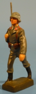 Soldat mit Stahlhelm und umgeh�ngtem Gewehr