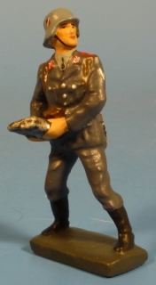 Soldat mit Magazin f�r 2 cm Flak