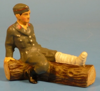 Verwundeter auf Stamm sitzend