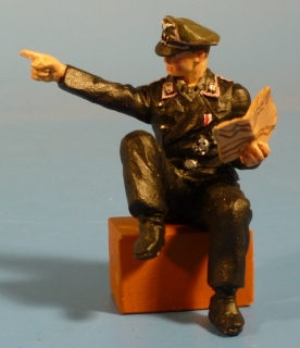 Panzerkommandant mit Karte einweisend