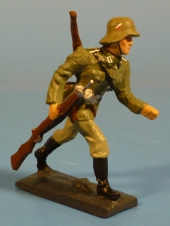 Stotruppsoldat mit Karabiner und Spaten