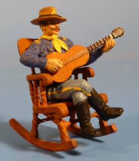 Offizier Gitarre spielend im Schaukelstuhl