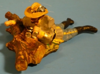 Konfderierten Offizier mit Fernglas hinter einem Baumstamm liegend