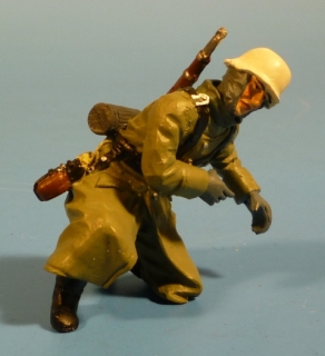 Soldat Lafette haltend