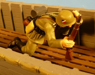 Soldat Helm haltend (f�r Sturmboot)