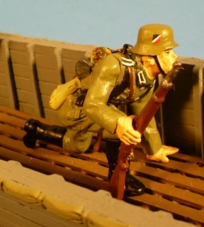 Soldat abst�tzend mit K98 (f�r Sturmboot)