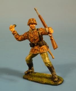 Waffen-SS Soldat st�rmend mit Gewehr 43 eine Handgranate werfend
