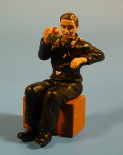 Panzersoldat sitzend mit Apfel