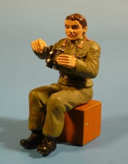 Sturmgeschtz Soldat sitzend mit Fernglas