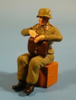 Sturmgesch�tz Soldat sitzend mit Aktentasche