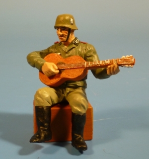Soldat Gitarre spielend
