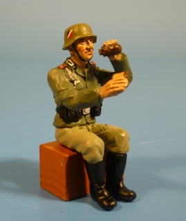 Soldat mit Butterbrot aus Feldflasche trinkend